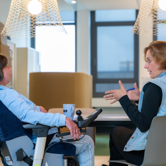 De kracht van data bij complexe zorg: inzicht in VG7 en VG7+ 5 twee vrouwen met elkaar in gesprek over complexe zorg